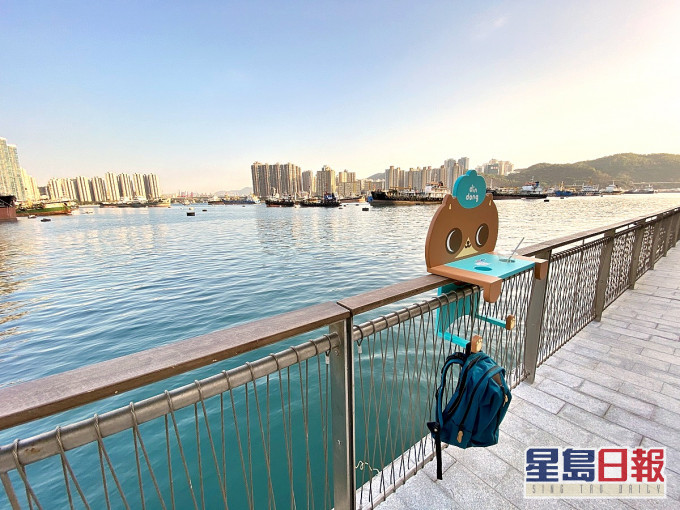 在海滨围栏上加设的栏杆桌,供游人放置随身小物和饮品杯,让他们更轻松愉快地饱览维港景色。政府新闻处图片