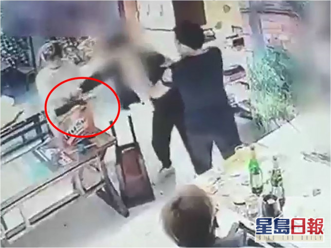 西安一名男上司喝醉後,竟拿酒樽砸向下屬。網圖