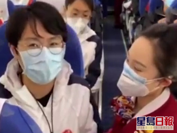 张静静返程飞机上一幕曝光。(网图)