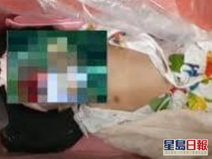 越南女嬰躺在棺材內,被工作人員發現仍有呼吸。網圖