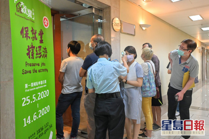 市民到辦事處查詢。