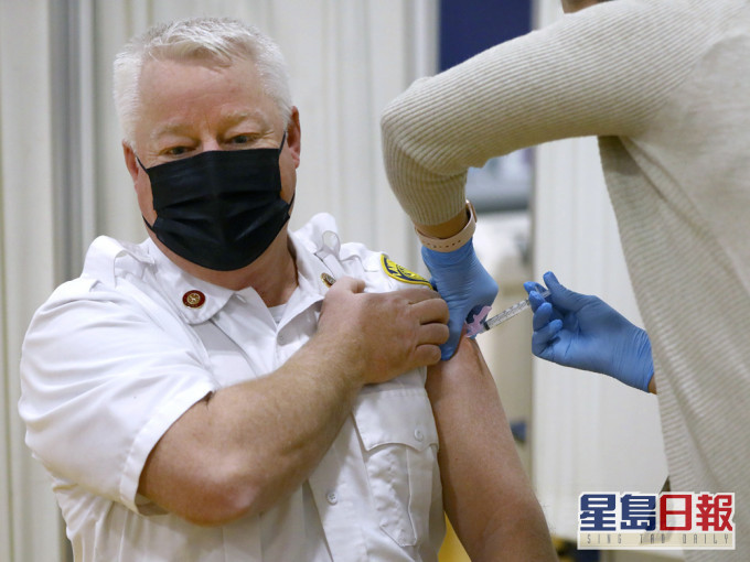 世衞有专家表示2021年靠疫苗群体免疫难达标,70%的疫苗接种率仍可能不够。ap图