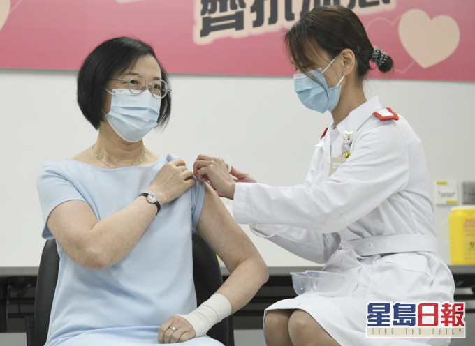 陳肇始早前接種季節性流感疫苗。 資料圖片