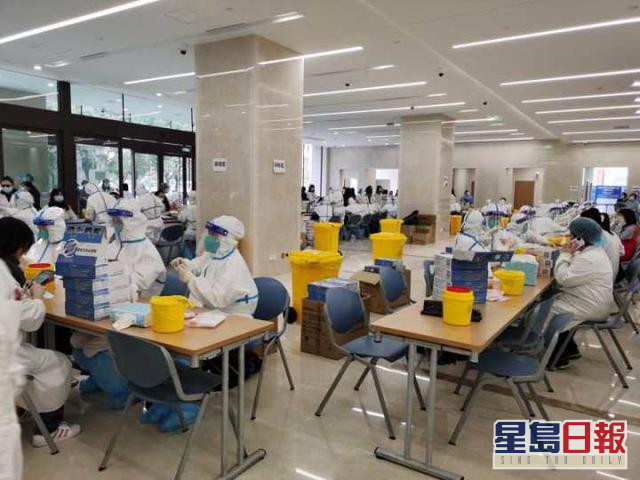 上海各大醫院開展工作人員全面核酸檢測。