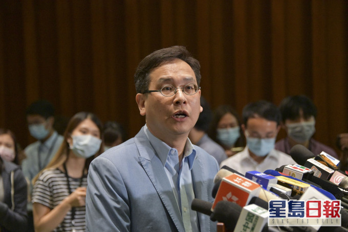 葉建源去信鄧炳強譴責防暴警員膝壓制服女童。 資料圖片
