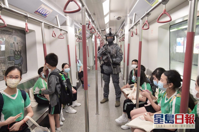 警員在模擬港鐵車廂與學生講解。