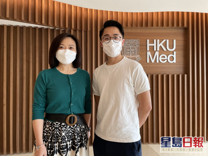 黃婉霞(左)指,系統有助學生在疫情期間溫故知新,現已納入正式課堂。