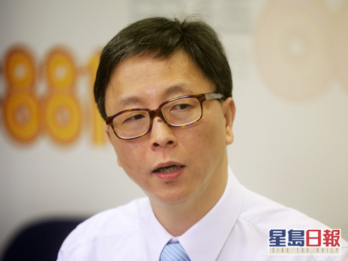 何栢良认为让同机客留禁区属防疫漏洞。资料图片