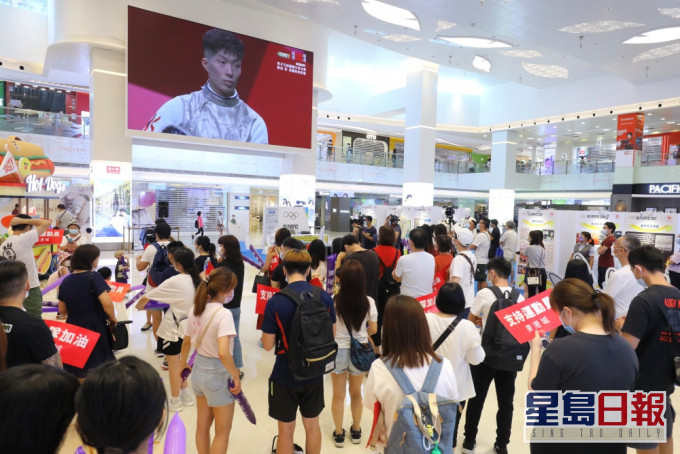 近百市民現場吶喊助威。