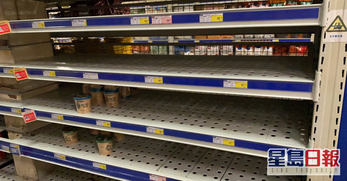 河南鄭州超市貨架大多數飲品食品被搶購。網上圖片