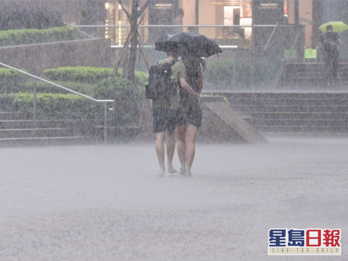預測今日間中有狂風驟雨及雷暴。資料圖片