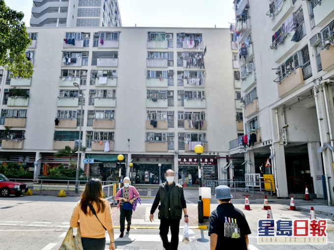 公屋妹扮住居屋,强调出入搭的士,不愿让别人知道自己住公屋。资料图片