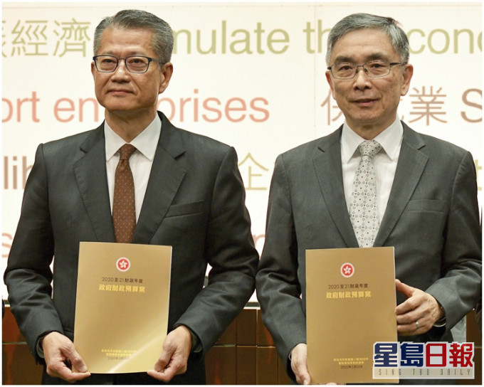 劉怡翔(右)日前與財政司司長陳茂波一同出席預算案記者會。資料圖片