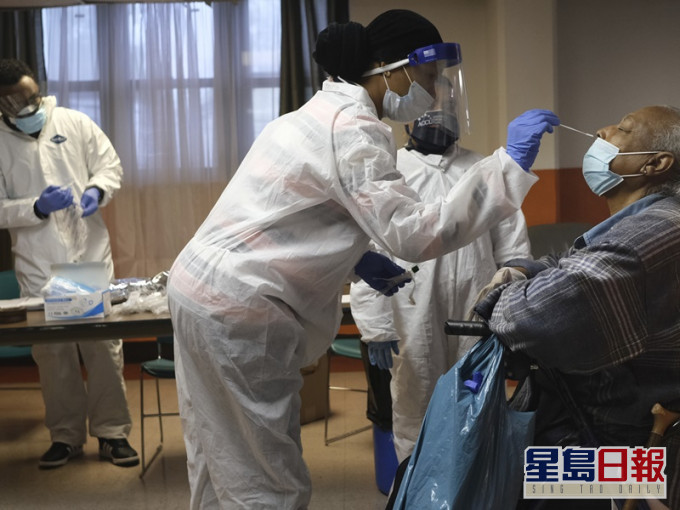 美国疫情继续高踞榜首占了155万宗。AP