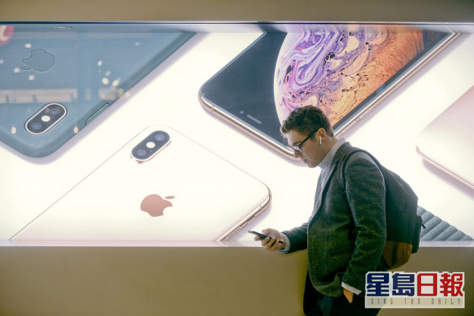 知名蘋果產業鏈分析師郭明錤預測,若蘋果全球封殺微信,iPhone出貨恐降三成。 資料圖片