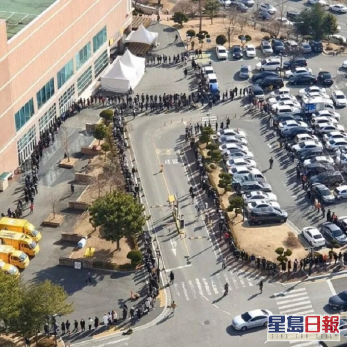 南韓超市E-Mart大邱分店出現排口罩人龍。網上圖片