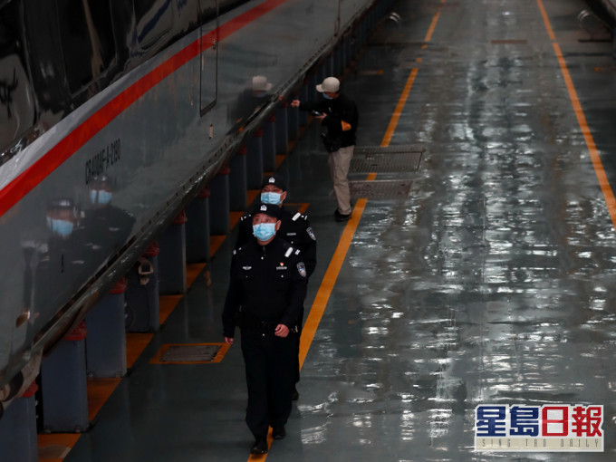 武汉市即将解封,武汉铁路工作人员连日来忙碌在工作岗位上,为4月8日列车开行做准备。(新华社图片)