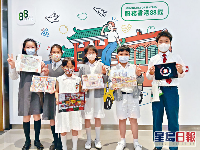黄海峰(右一)利用平板电脑绘制动画,介绍社区内的无障碍设施,获得比赛冠军。