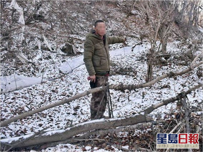 涉案男子被帶到現場重組案情。網圖