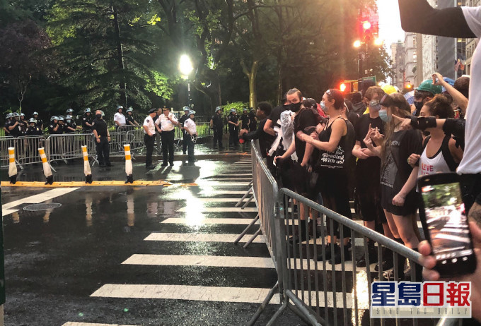 示威者和露宿者近日占领市政厅公园。AP