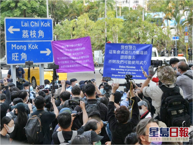 警方下午3時許一度舉紫旗及藍旗警告。
