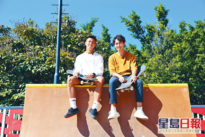 Jason與香港滑板運動員陸俊彥齊齊玩滑板。