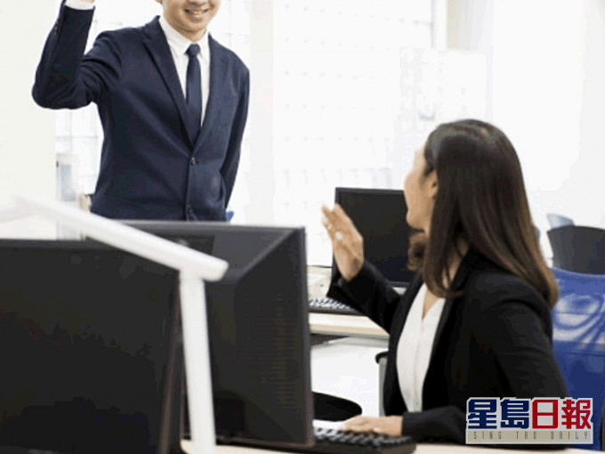 自从新同事入职后,港女就惊觉自己已变「阿姐」。网图