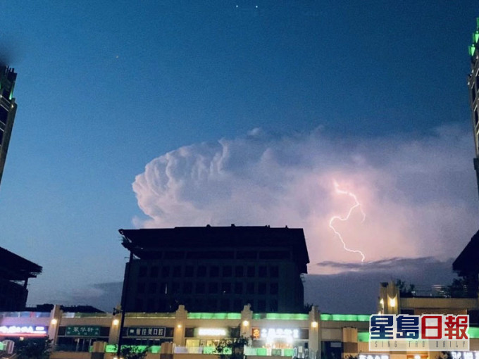 北京天空昨天出现雷暴云，一边晴天一边打雷闪电的奇景。(网图)