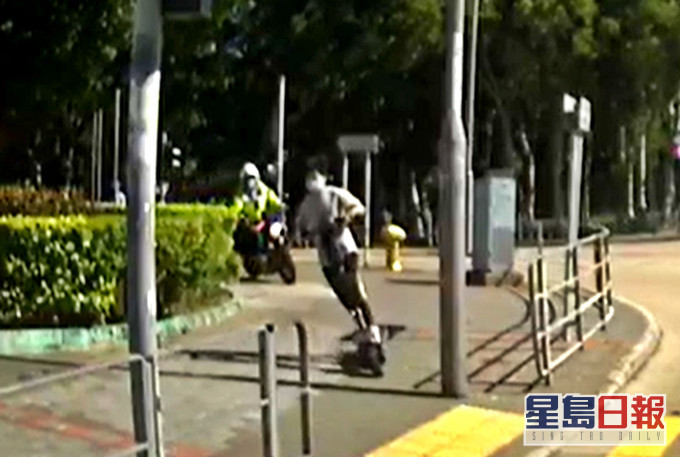 黃大仙男子駕電動滑板車,警方籲目擊者提供資料。影片截圖