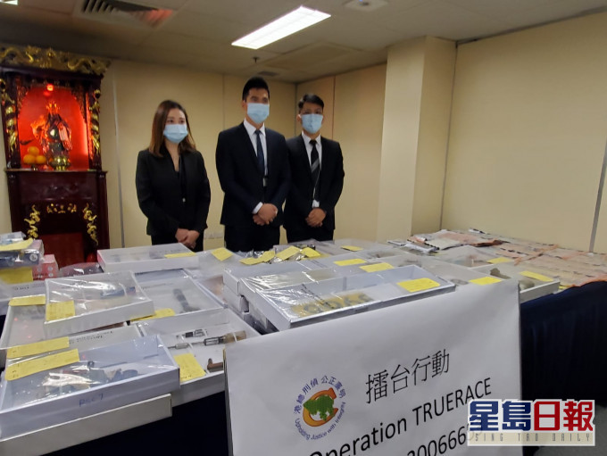 警方表示,反黑「擂台行動」行動中,共拘捕15人。