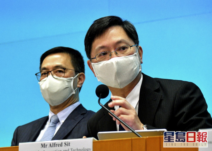 創新及科技局長薛永恒(右)等候檢測結果。資料圖片