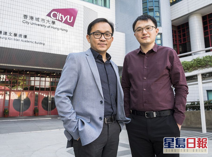 (左起)吴永豪及尚进研发出生产可持续能源及减轻空气污染的新技术。城大图片