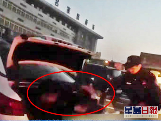 江蘇醉酒男將自己反鎖在車尾箱內。網圖