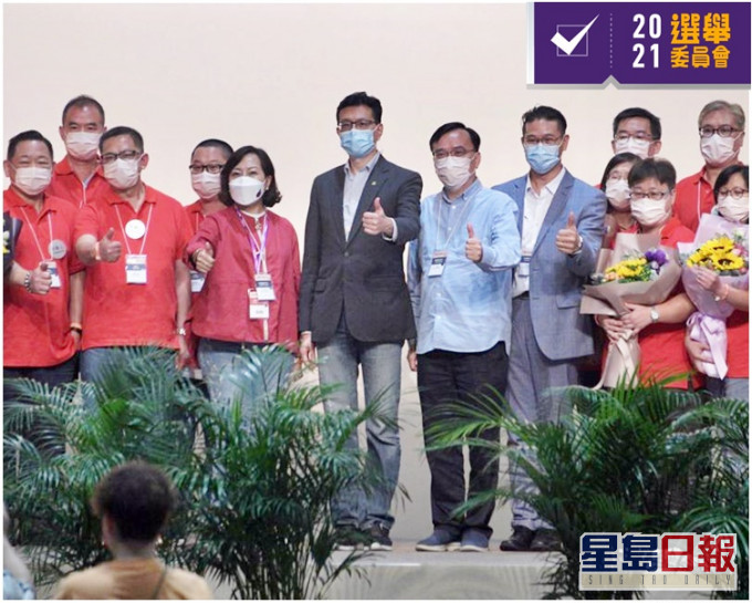 吳秋北(中)表示今次共取得57席,最歷來最佳成績。