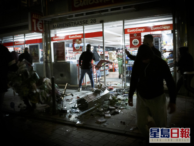 部分人破坏附近一带商店，并抢掠货品。AP图