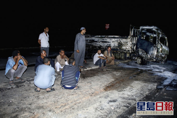 埃及输油管爆裂引致公路大火。AP图片