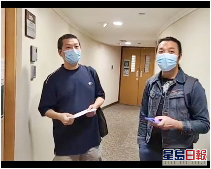 事主胡先生(左)在职工盟干事曾纪南陪同下,今早回到办公室外。职工盟fb截图