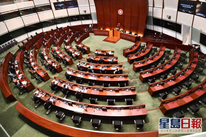 陳茂波在立法會上公布最新一份預算案。