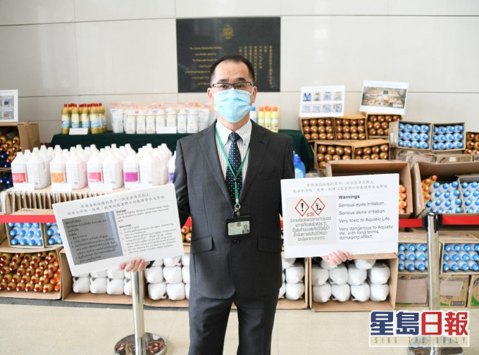 海关在阿布泰分店及货仓检获逾8000件货物。