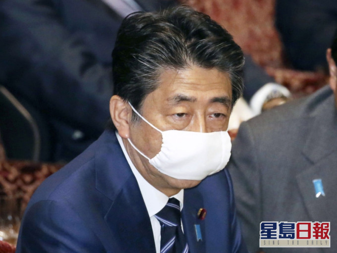 日本首相安倍晉三表示，自己目前正在佩戴的棉布口罩在洗過之後能重複使用。AP