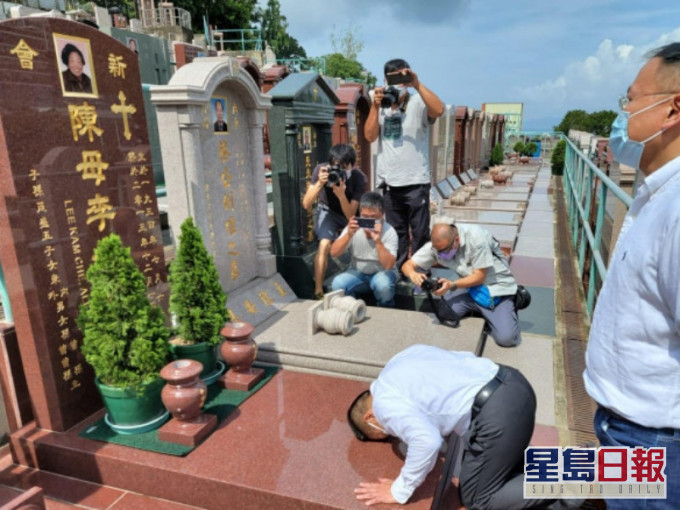陈振聪出狱后到坟场拜祭母亲。资料图片