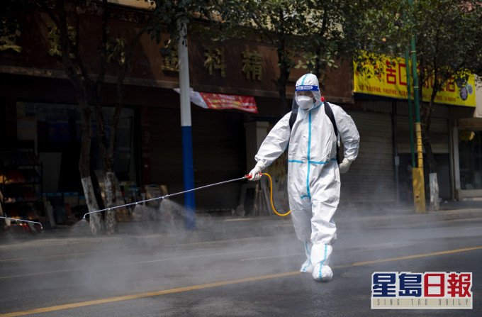 工作人員加強消毒防範病毒擴散。新華社