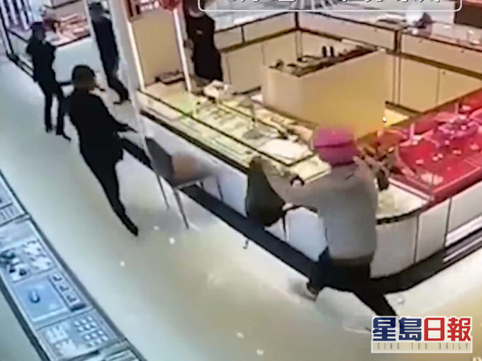 江蘇19歲女子持鎅刀打劫金鋪。(網圖)