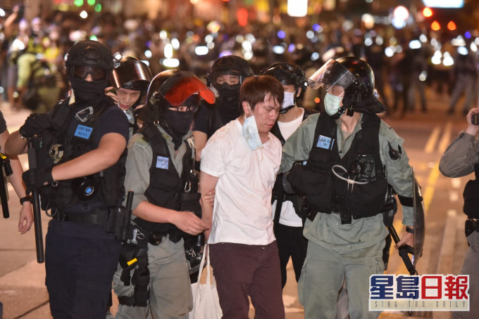 消息指警方拘捕约200人,当中包括立法会议员邝俊宇。