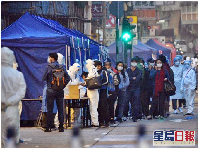 市民陸續前往檢測站排隊接受採樣。