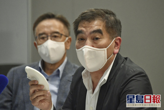 立法會議員鍾國斌(右)。資料圖片