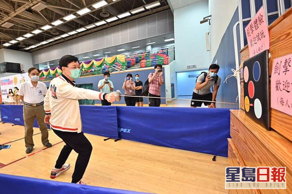 李家超試玩劍擊運動。政務司司長辦公室fb圖片