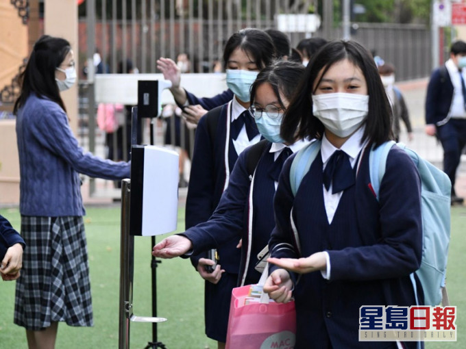 全港中小學於今日起復課。