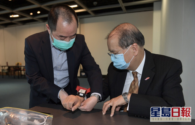 張建宗了解電子手環。政府新聞處