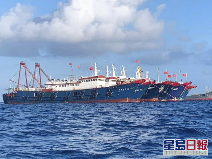 中国几百艘船只在菲律宾专属经济区内的牛轭礁集结。AP资料图片